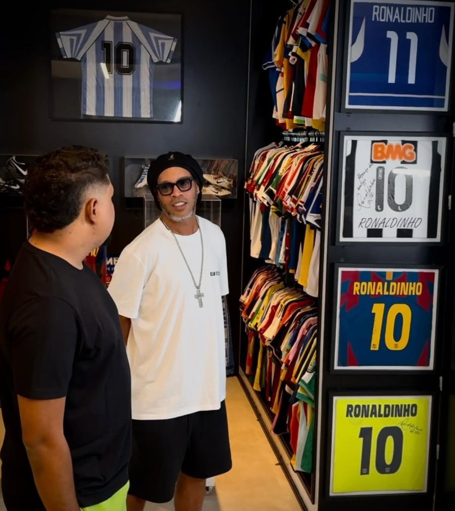 Brasileiro Lucas Tylty participa de Jogo dos Famosos em Mallorca ao lado de Ronaldinho e ídolos do futebol